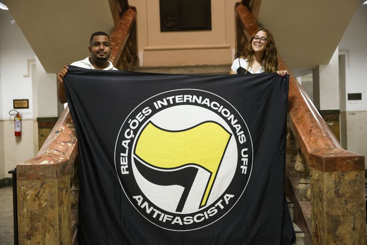Tomaz Silva/Agência Brasil Rio de Janeiro (RJ), 29/10/2026 – Os estudantes de relações internacionais da Universidade Federal Fluminense (UFF), Cauê Moraes Marins da Silva e Maria Eduarda Pasche Alves posam para fotografia em frente a universidade, no bairro do Ingá, em Niterói (RJ). Foto: Tomaz Silva/Agência Brasil
