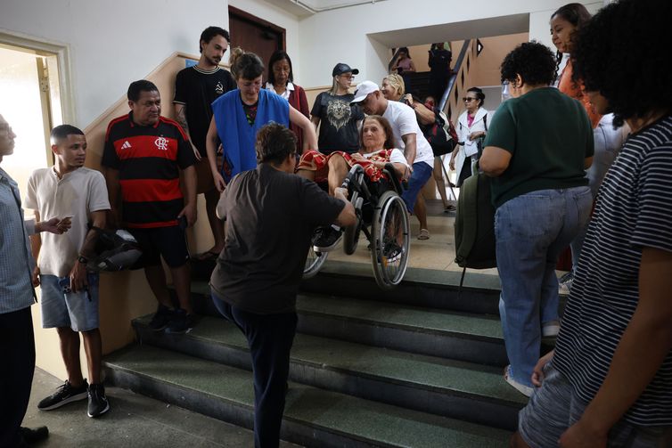 Rovena Rosa/Agência Brasil Rio de Janeiro (RJ), 04/10/2026 - A psicóloga Maria Lidia Gomes de Mattos vota na zona eleitoral do Colégio Estadual Amaro Cavalcante, no Largo do Machado. - Foto: Rovena Rosa/Agência Brasil