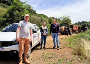 Secretaria de Agricultura e Emater orientam produtores sobre produção de silagem em Centenário
