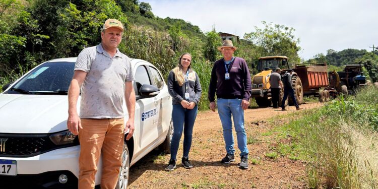Secretaria de Agricultura e Emater orientam produtores sobre produção de silagem em Centenário