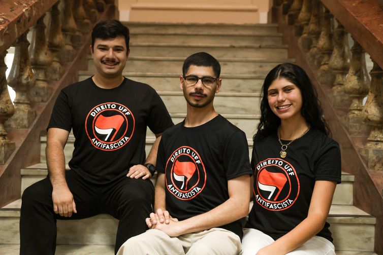 Tomaz Silva/Agência Brasil Rio de Janeiro (RJ), 29/10/2026 – Os estudantes de direito da Universidade Federal Fluminense (UFF), Simão Gabriel, João Paulo Pimenta e Valentina Cruz posam para fotografia na faculdade, no bairro do Ingá, em Niterói (RJ). Foto: Tomaz Silva/Agência Brasil