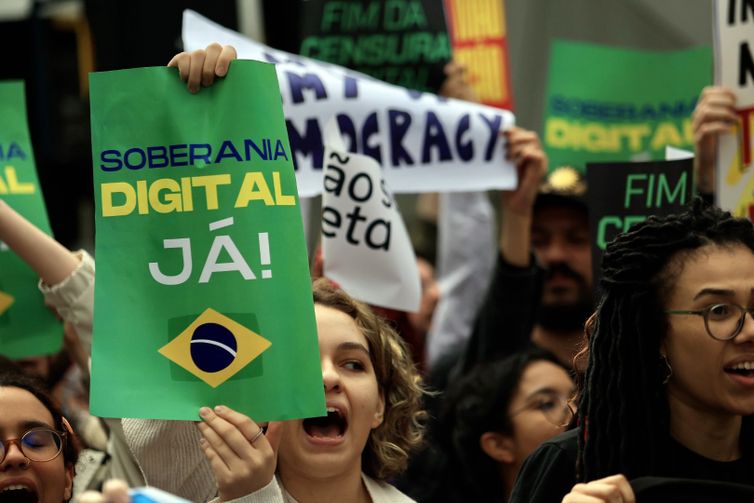 Paulo Pinto/Agência Brasil São Paulo (SP), 19/10/2026 - Organizações da sociedade civil e movimentos sociais realizam protesto em frente à sede da Meta , na avenida Faria Lima,3732, para denunciar o que consideram interferência sistemática da big tech na eleição brasileira. Foto: Paulo Pinto/Agencia Brasil