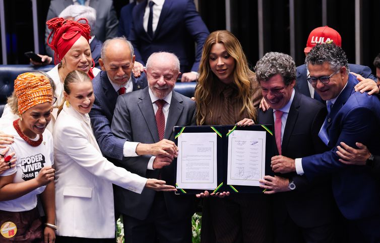 Brasília – DF – 16/10/2026 -O presidente do Senado, Davi Alcolumbre, Presidente da Câmara dos Deputados, Hugo Motta e Presidente, Luiz Inácio Lula da Silva, durante promulgação da Proposta de Emenda à Constituição (PEC 221), que acaba com a escala um dia de descanso a cada seis de trabalho no país, a escala 6x1. Lula Marques/Agência Brasil.
