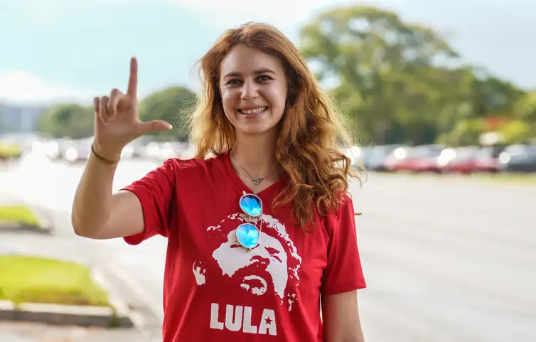 Brasília 24/10/2026 - Há um dia das eleições para presidente da República, simpatizantes  fazem uma manifestação a favor do presidente Lula, no Museu da República em Brasília. Na foto a personagem Hanna Brandini .  Foto: Rafa Neddermeyer/ Agência Brasil