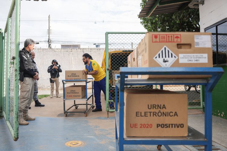 Brasília (DF), 02/10/2026 - O Tribunal Regional Eleitoral do Distrito Federal (TRE-DF) iniciou a distribuição das 7.000 mil urnas eletrônicas que serão utilizadas neste domingo (4/10), durante o 1º turno das Eleições 2026.
Na foto urnas chegando na escola classe 02 na cidade da Estrutural.
Foto: Joédson Alves/Agência Brasil
