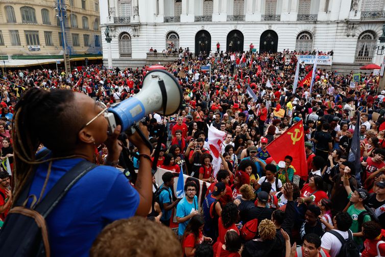 Fernando Frazão/Agência Brasil Rio de Janeiro (RJ), 07/10/2026 – Milhares de estudantes participam de manifestação em apoio à reeleição do presidente da República, Luiz Inácio Lula da Silva, no centro da cidade. Foto: Fernando Frazão/Agência Brasil