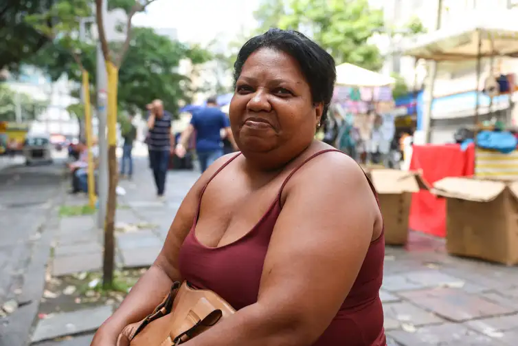 Rio de Janeiro (RJ), 15/10/2026 – A ajudante de cozinha, Cristiane Wandermurin de Oliveira fala à Agência Brasil sobre a aprovação da Proposta de Emenda à Constituição (PEC) que acaba com da escala de trabalho 6x1, no centro do Rio de Janeiro. Foto: Tomaz Silva/Agência Brasil