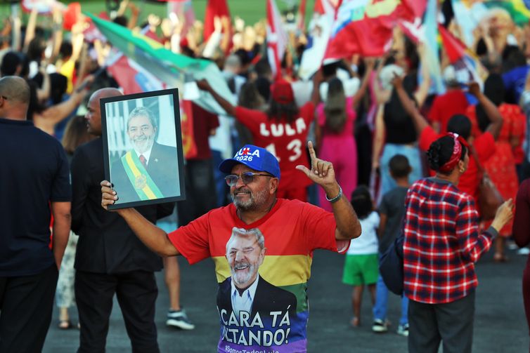 Brasília (DF), 27/10/2026 - Eleitores participam da festa de aniversário do presidente da República reeleito, Luiz Inácio Lula da Silva, em frente ao Palácio da Alvorada. Foto: Valter Campanato/Agência Brasil
