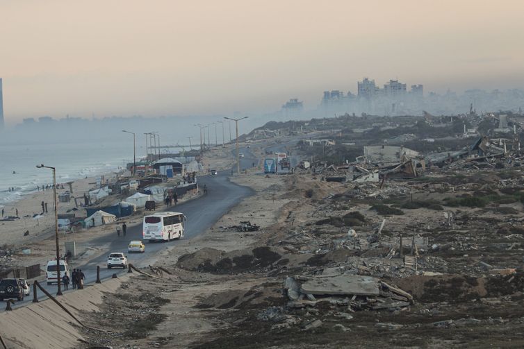 Reuters/Hassan al-Jedi/Arquivo/Proibida reprodução Sunrise Over Nuseirat on Eve of Third Anniversary of Gaza War The sun rises west of the Nuseirat refugee camp in the central Gaza Strip on October 6, 2026, on the eve of the third anniversary of the outbreak of the war on October 7, 2023. After three years of war, most residents of the Gaza Strip continue to face displacement and difficult shelter conditions amid widespread damage to homes and infrastructure and shortages of basic services. According to the United Nations, most of Gazas population remains displaced and concentrated in overcrowded areas, while health and humanitarian risks persist amid limited access to water and essential services. A recent UN assessment also reported continued risks from the collapse of war-damaged buildi Copyright: xapaimagesxHassanxal-Jedixxxapaimagesx No Use Switzerland. No Use Germany. No Use Austria