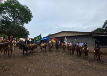 Tradicionalistas realizam cavalgada em honra da padroeira do Brasil em Carlos Gomes