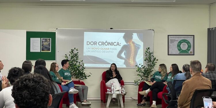 Roda de conversa na UNIDEAU discute dor crônica e possibilidades de cuidado
