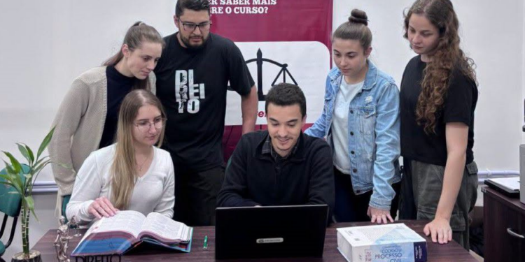 Estudantes de Direito da UNIDEAU obtêm na Justiça medicamento para paciente com doença rara